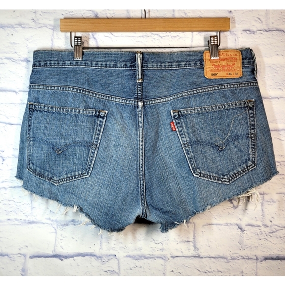 Levi's 569 Cut Off Cheeky Dark Wash Denim Jean Shorts Peekaboo Pockets Size 34 - Picture 2 of 8